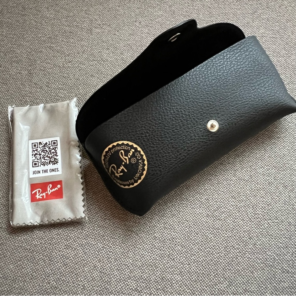 🆕 Ray-Ban Sunglasses Case with Cloth
